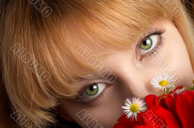green eyes and flowers