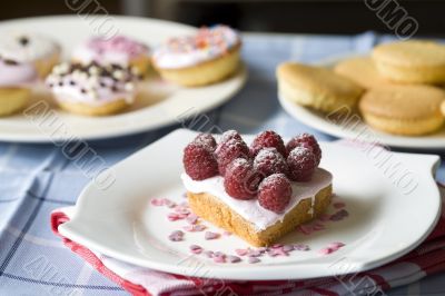 Table with small cupcakes