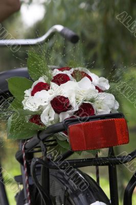 Weddingbouquet on the bike