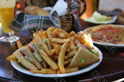 Clubsandwich with fries
