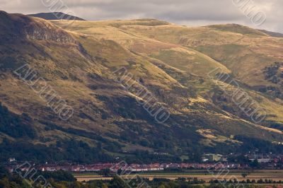 Stirling under the mountains