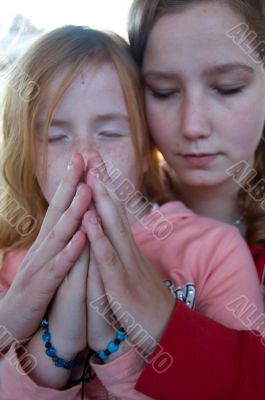 girls praying