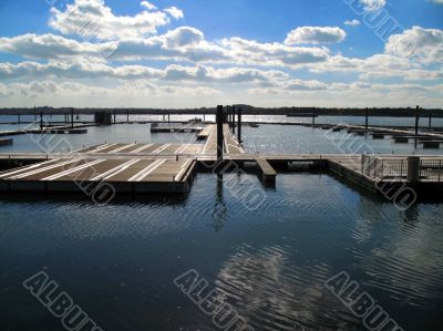 Temporary jetties