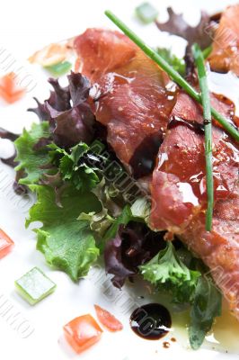Seasonsalad with crispy parmaham