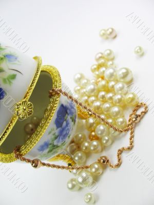 Box with pearl & gold