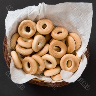 Basket with bread ring