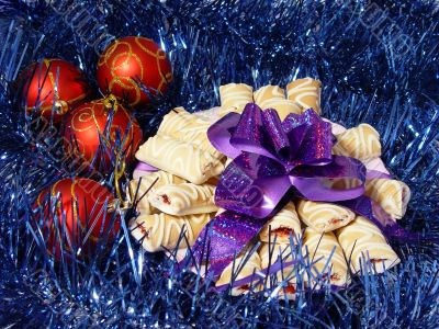 cookies with violet bow and red balls