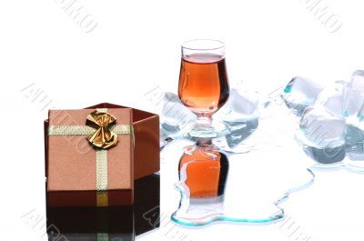 gold alcohol drink and present with ice