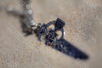 Cross and the Sand (shallow aperture)