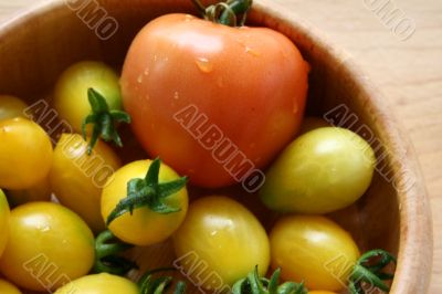 Saucer with the tomatoes