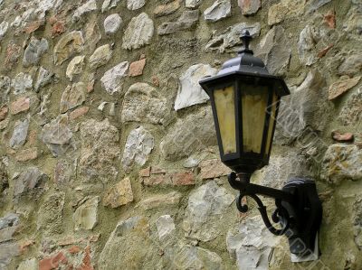 Wall with lamp