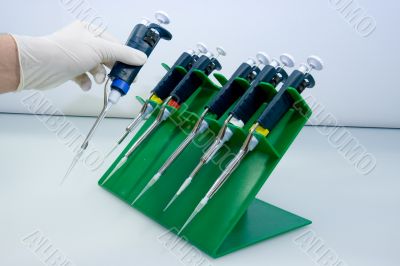 Taking a pipitte from a pipette set