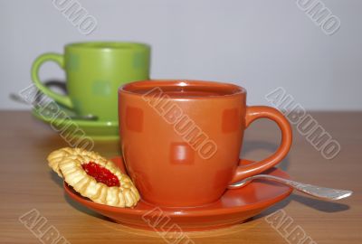 two cups of tea and  cookie