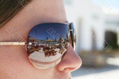 Color reflection in sunglasses