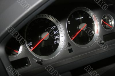 Speedometerr and tachometer