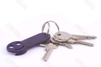 Bunch of keys with dark blue smile trinket.