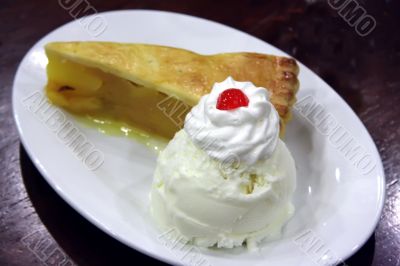 Apple pie with ice cream