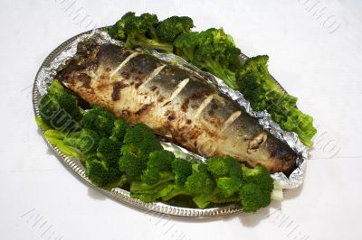 Baked pink salmon served with broccoli
