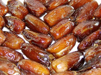 Sweet-tasting dried dates