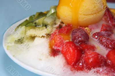 Shaved ice dessert