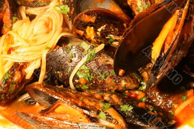 Pasta with mussels, tomato and parsley