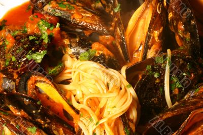 Pasta with mussels, tomato and parsley