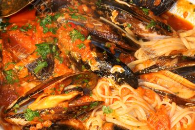 Pasta with mussels, tomato and parsley