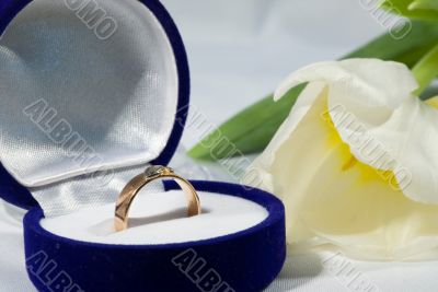 Gold ring with tulip