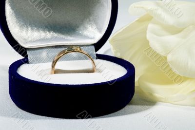 Gold ring with tulip