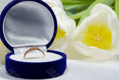 Gold ring with tulip