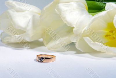 Gold ring with tulip