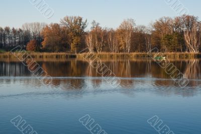 Lake. Autumnal landscape.