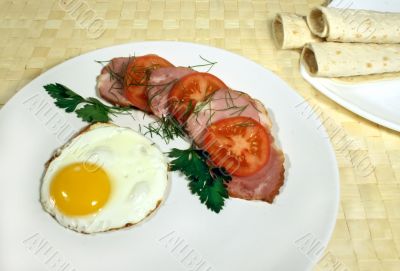 Fried egg omelet with ham and tomato