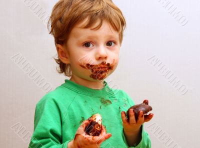 The boy eats a zephyr