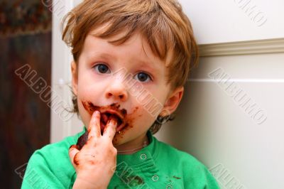 The boy eats a zephyr