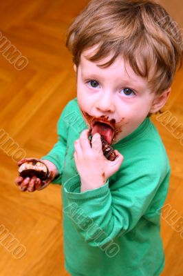 The boy eats a zephyr