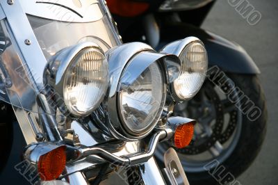 Three chromeplated headlights.