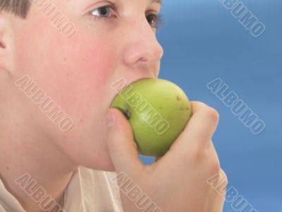 men eat apple