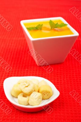Bread croutons and carrots puree