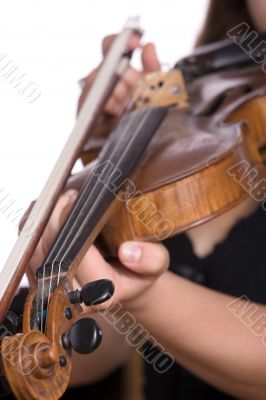play the violin