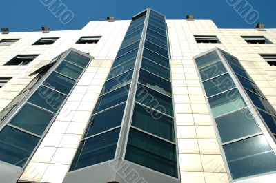 Building and blu sky