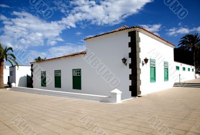 house with a colonial architecture