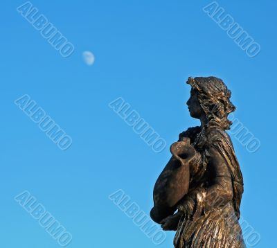 women sculpture looking at the moon