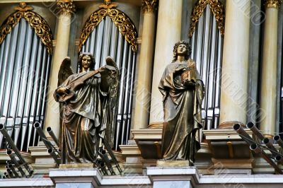 metalic statues