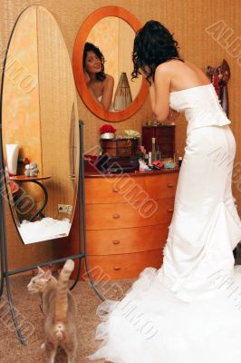 bride putting on make up