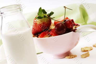 Flakes and strawberries with milk