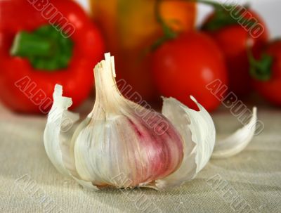Garlic in front of vegetables