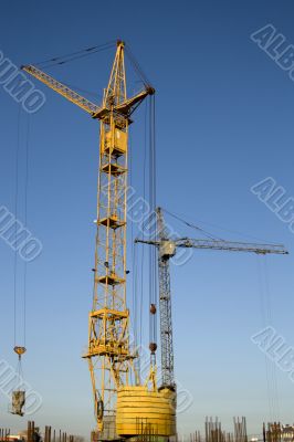 The elevating crane of an old design