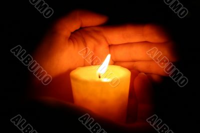 hands keeps candle