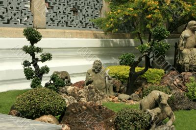 Small statues and decorativ trees